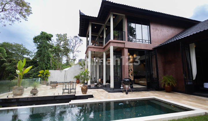 Elegant 3-Bedrooms Riverside Villa in Peaceful Cepaka