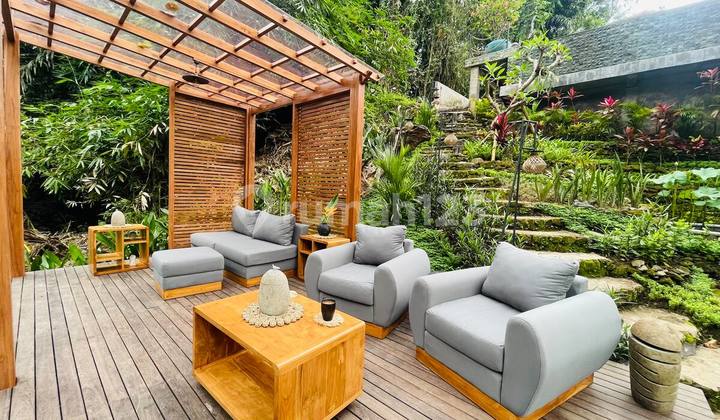 Villa Tenang 3 Kamar Dikelilingi Alam, Beberapa Menit dari Pantai