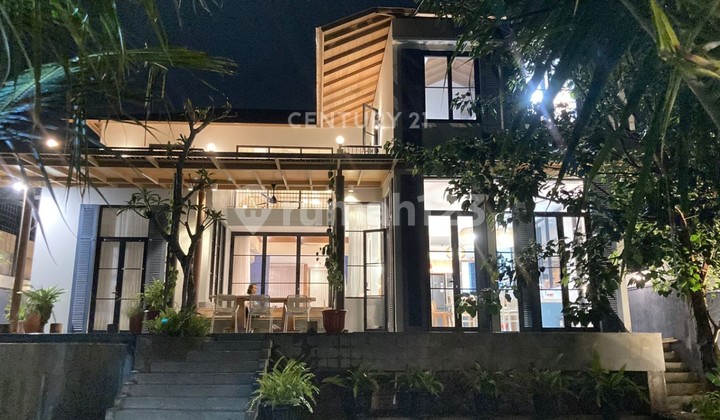 Villa in North Sleman with Swimming Pool and Mount Merapi View Villa in North Sleman with Swimming Pool and Mount Merapi View