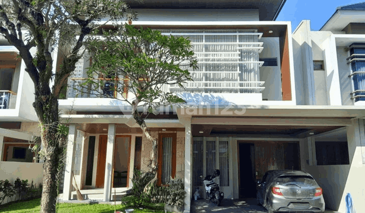 Luxurious 2-Story House in Mlati Housing, Only 900 M to UGM Hospital Luxurious 2-Story House in Mlati Housing, Only 900 M to UGM Hospital