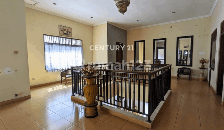 Strategic Shop House Near Hyatt Palagan Hotel Suitable for Salon Business Strategic Shop House Near Hyatt Palagan Hotel Suitable for Salon Business