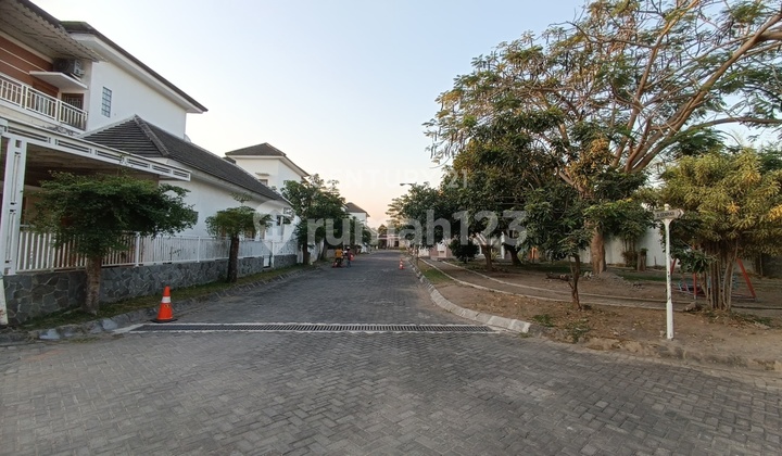 One Gate System House in Royal Maguwo Housing for Residence