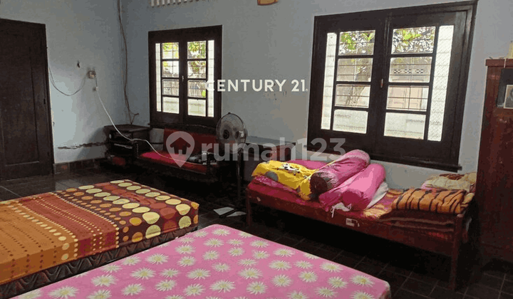 Rumah Model Kolonial Di Pinggir Jalan Besar 2