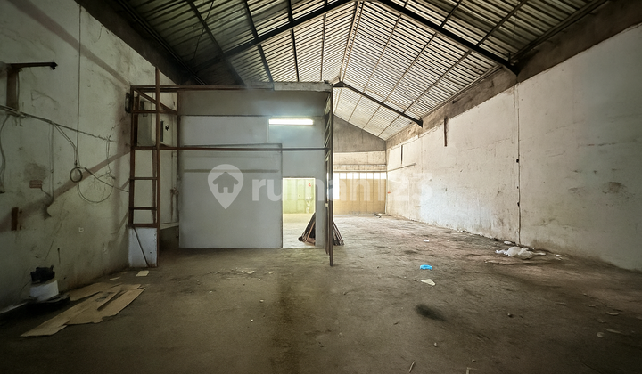 Warehouse Ready for Use in Front of Randugunting Market. Warehouse Ready for Use in Front of Randugunting Market.