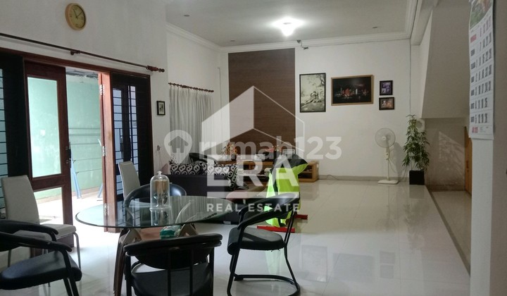 Selling a luxurious palace house in West Tegal.