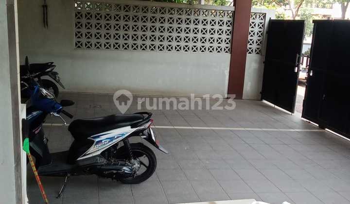 Luxury House Plus Swimming Pool in Boulevard Kota Wisata Cibubur 2