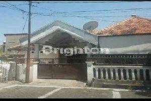 DISEWA  RUMAH / WORKSHOP DAERAH PERUM REWIN SURABAYA* 4 KAMAR HALAMAN LUAS BIASA DI GUNAKAN UNTUK WORKSHOP  1
