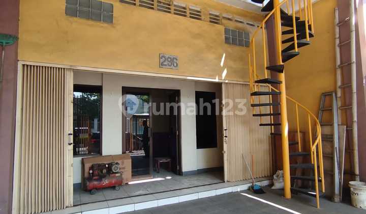 For Rent: 3-Story Shop House, Only the 1st Floor is Available for Rent. Suitable for Cafe / Business / Office in the Supriyadi Area, Semarang. 2