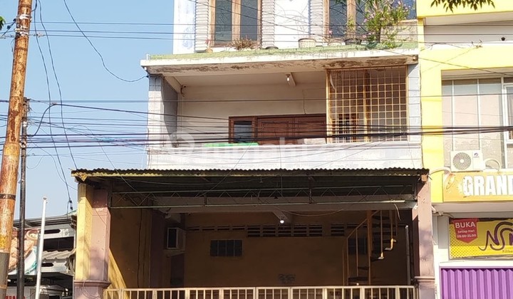 For Rent: 3-Story Shop House, Only the 1st Floor is Available for Rent. Suitable for Cafe / Business / Office in the Supriyadi Area, Semarang. 1