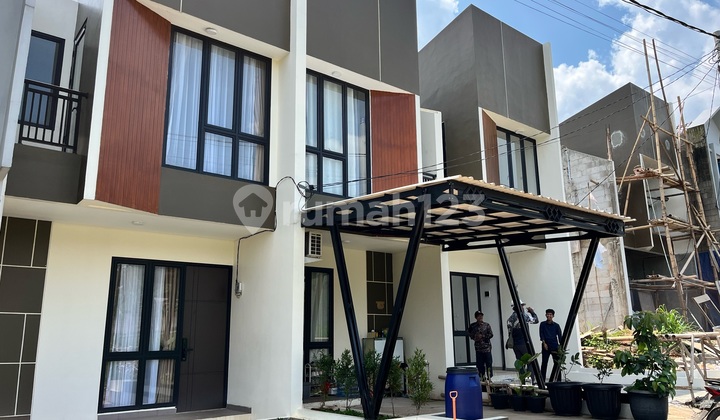 Rumah 2 Lantai Di Apit 2 Pintu Tol Akses Pinggir Jalan 1