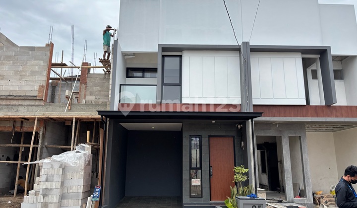 3 Bedroom House Attached in South Jakarta with Complete Facilities 2