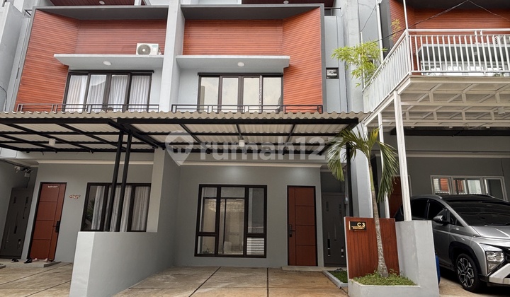 Rumah 3 Lantai Akses Pinggir Jalan Selangkah Dari Tol Pamulang