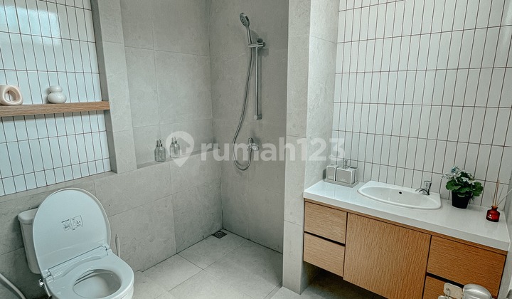 Rumah Lantai Full Fasilitas Bebas Banjir Deket Tol Mepet Jakarta 2