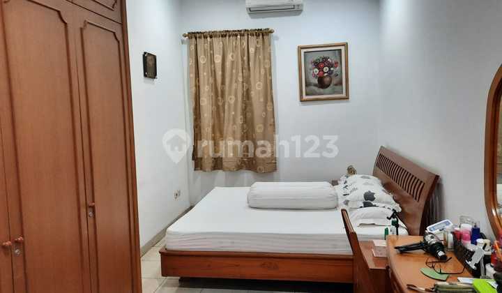 2 and a Half Storey House Near Market and School 2