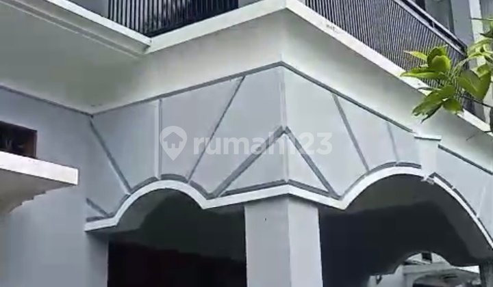 Dijual Rumah Manyar Dekat Sekolah Petra