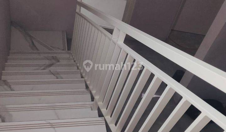 Dijual Rumah 2,5 Lantai Minimalis Shm Bagus 2