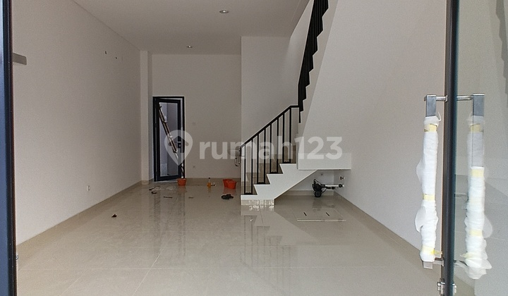 Facing the Street, Shop House in Enchante Culinary Center, BSD City, Serpong Facing the Street, Shop House in Enchante Culinary Center, BSD City, Serpong