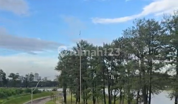 Langka Rumah Mewah 3 Lantai Tepi Danau di Gading Serpong