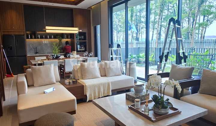 Langka Rumah Mewah 3 Lantai Tepi Danau di Gading Serpong