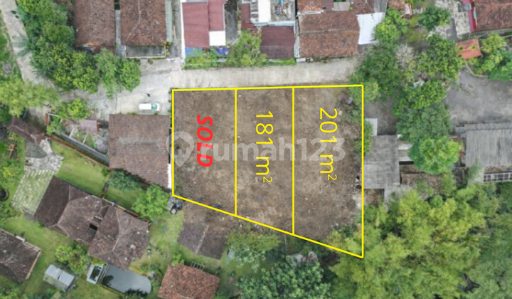 There is a Water Flow at the Back Suitable for Building a Villa There is a Water Flow at the Back Suitable for Building a Villa