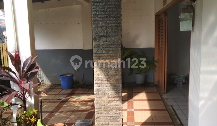 For Sale 2-Story House in Kebayoran Lama, Strategic Location, Move-in Ready, Flood-Free, Certified Title, Negotiable