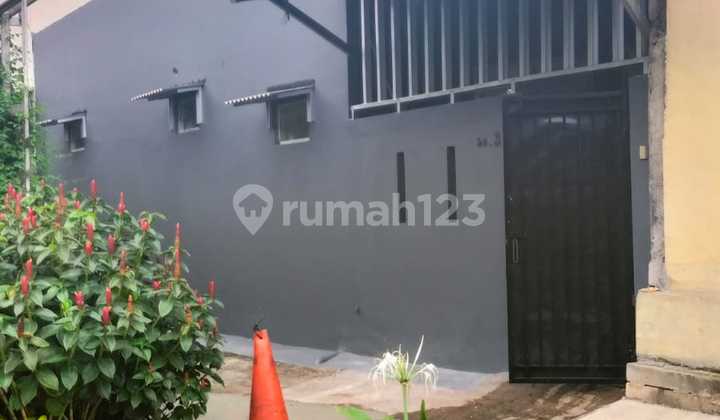 Rumah Kecil / Kantor Pinggir Jalan Raya 2