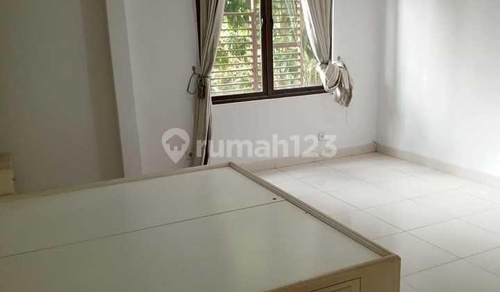 Dijual Rumah 3 Lantai Sudah Renov di Whelford Greenwich BSD