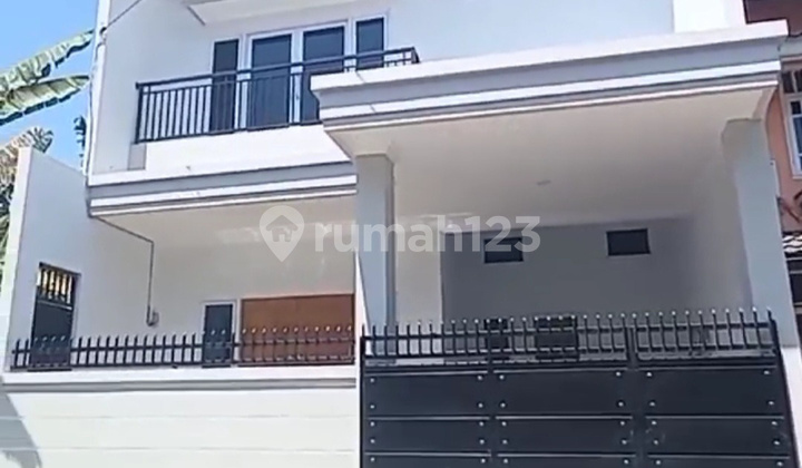 Dijual Rumah Siap Huni 2 Lantai di Semolowaru