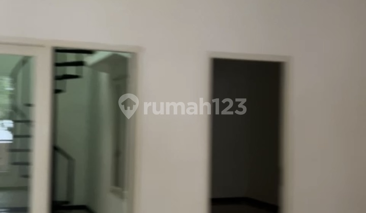 Disewakan Rumah 2 Lantai di Klampis Semolo 2