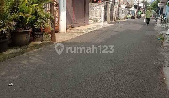 Quick Sale: Comfortable Neighborhood House in Palbatu Menteng, South Jakarta Quick Sale: Comfortable Neighborhood House in Palbatu Menteng, South Jakarta