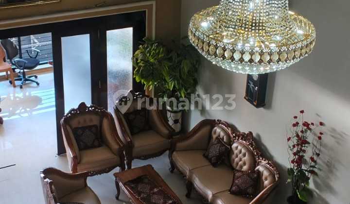 Rumah Mewah 3Lantai di Jalan Padat Karya Rajabasa