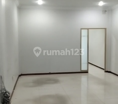 Shop House Very Strategic Location. Busy Traffic 2