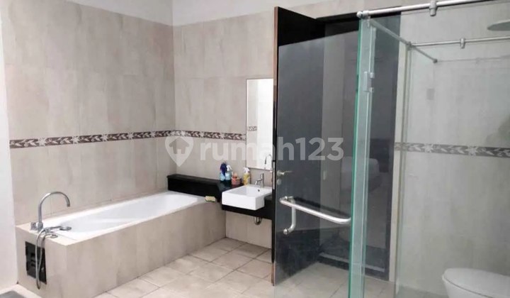 Minimalist and Luxurious House in Kbp 2