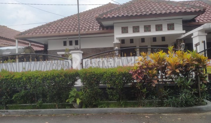 Ready-to-Occupy House for Business in Margahayu Metro Bandung