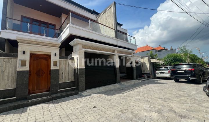 Rumah Semi Villa 2 Unit dengan Fasilitas Pool