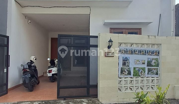 Rumah Modern Minimalis American Style Dengan Ruang Tamu Yang Luas