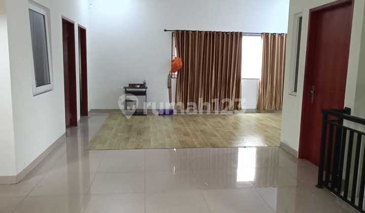 Dijual Rumah 2 Lantai di Tomang dengan Ruang Keluarga yang Luas 1