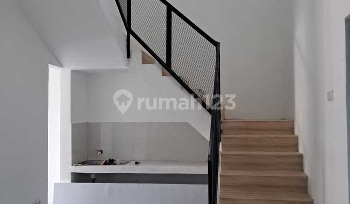 For Sale House in Cinere with 4 Bedrooms 2