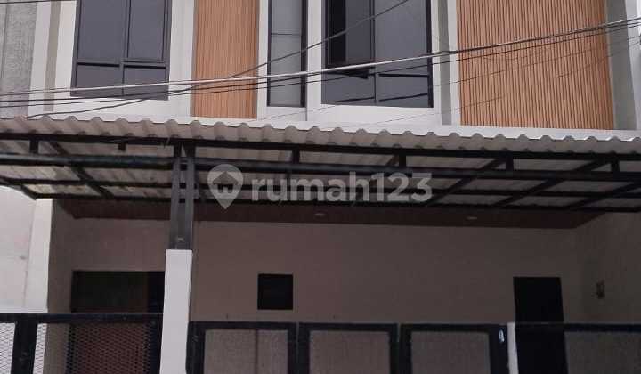 For Sale House in Cinere with 4 Bedrooms