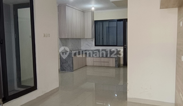 Rumah Casa Jardin 6X15 Kosongan 2 Lantai 3 KT 2Km 2Carport Jakbar