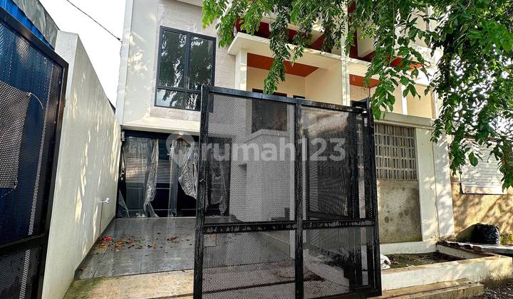 Rumah Baru Minimalis Modern 3 Lantai di Duren Sawit - Jakarta Timur 2