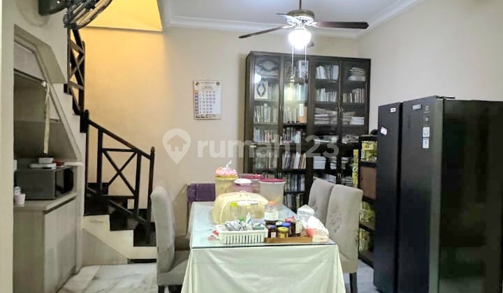 Dijual Rumah 2Lt Lingkungan Tenang Aman Babatan Pratama