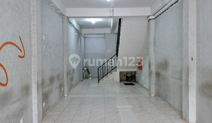 For Rent: 3.5-Story Shop House Ready to Occupy, Good Condition, Clean, Commercial Area in Putro Agung 2