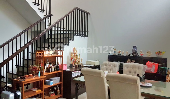 Dijual Rumah 2Lt Lokasi Strategis Aman Kemana2 Dekat di Babatan Pantai