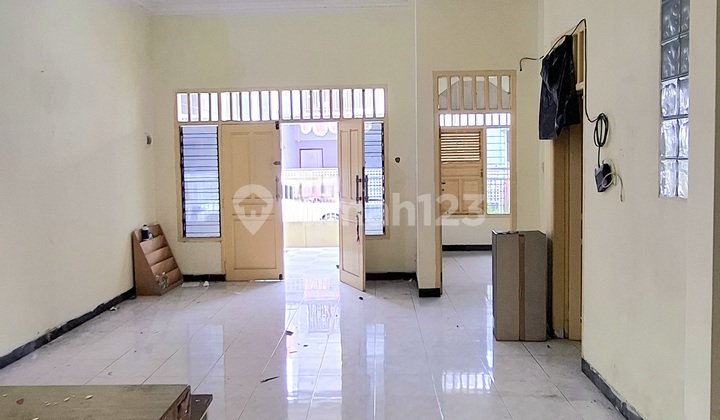 Disewakan Rumah 2Lt Siap Huni Semi Furnish Row Jalan Lebar 2