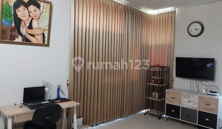 Dijual Rumah 2Lt Bagus dan Terawat Row Jalan Lebar 2