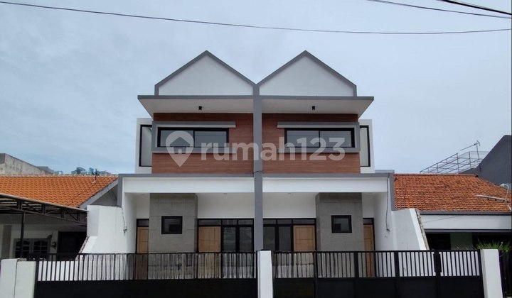 Dijual Rumah Baru Gress 2Lt Row Jalan Lebar Dekat Kampus di Tenggilis