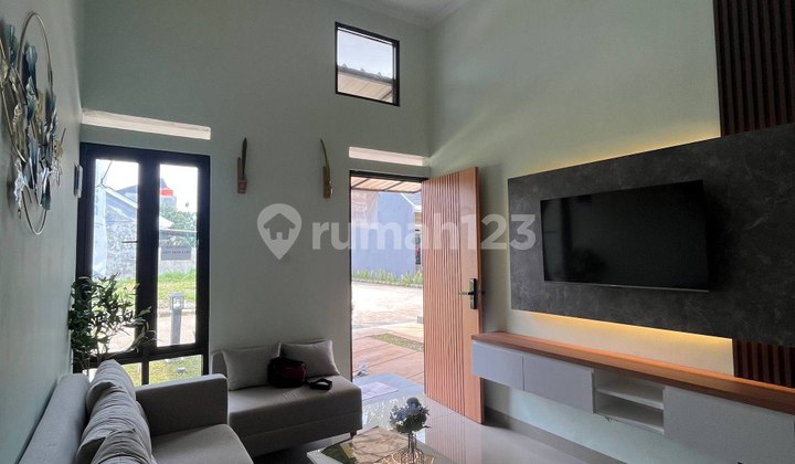 Dijual rumah cantik row jalan lebar strategis