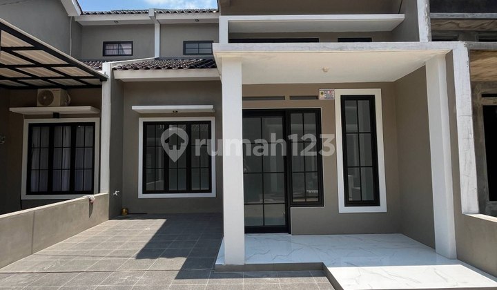 Rumah 3 Kamar Tidur Dekat Jalan Utama dan Stasiun