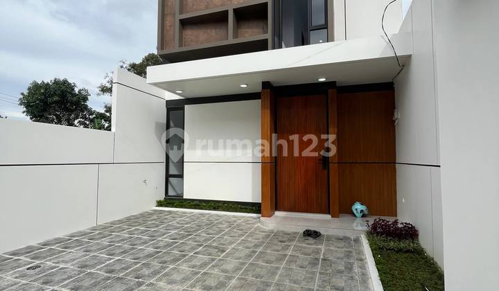 Rumah Mewah 2 Lantai di Beji Tanah Luas